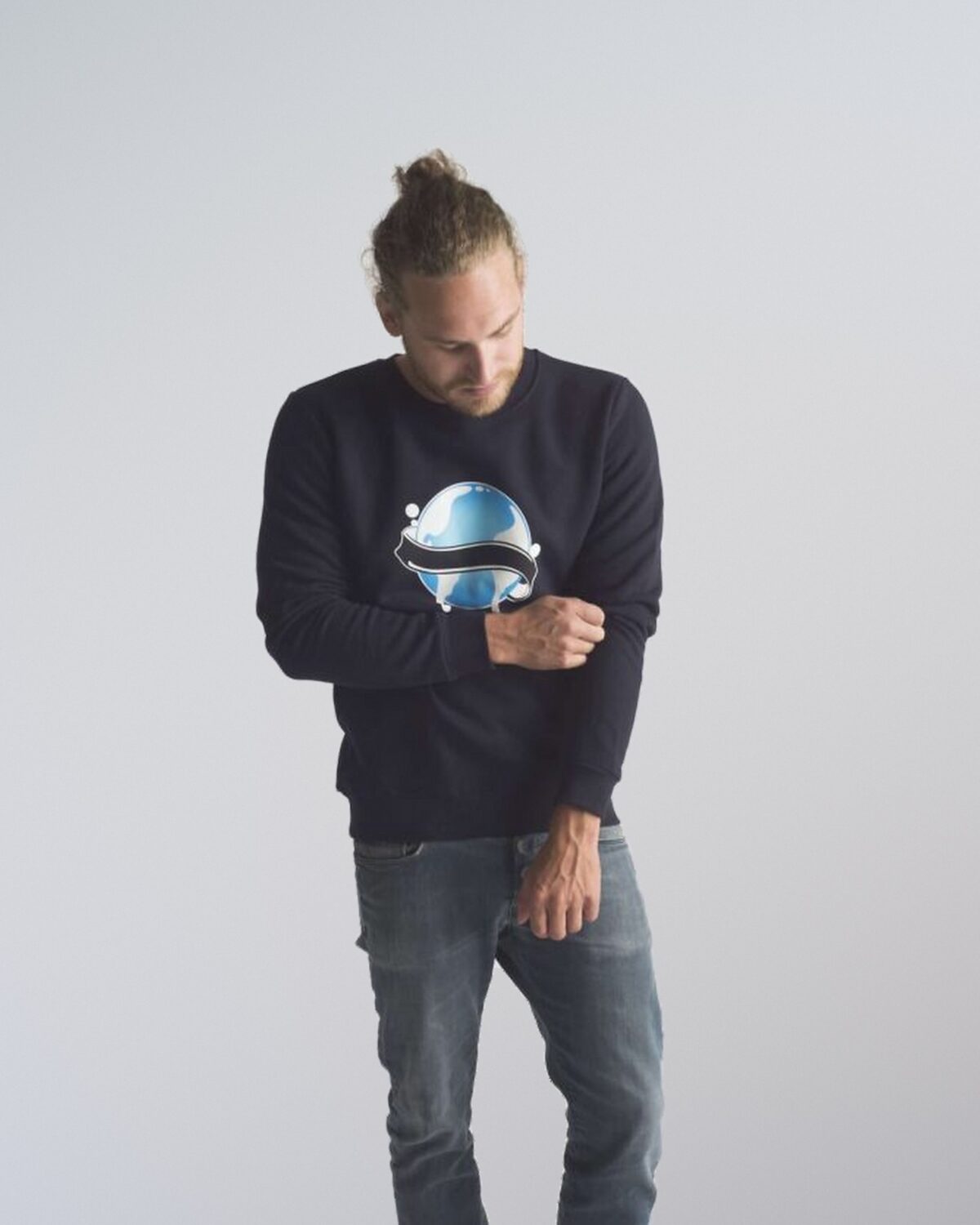 sweater_blueglobe_navy_model_man_1_4x5 Sweater Full Colour