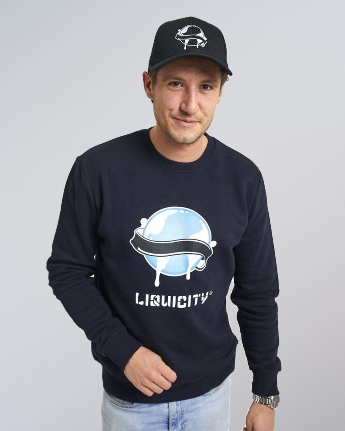 sweater_blueglobe_navy_model_man_cap_4x5 Sweater Full Colour