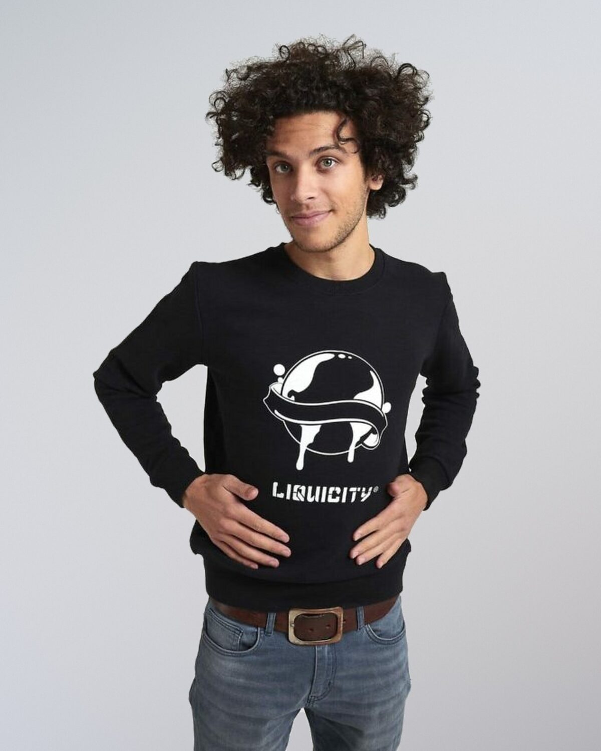 sweater_classiclogo_black_model_man_4x5 Sweater Black