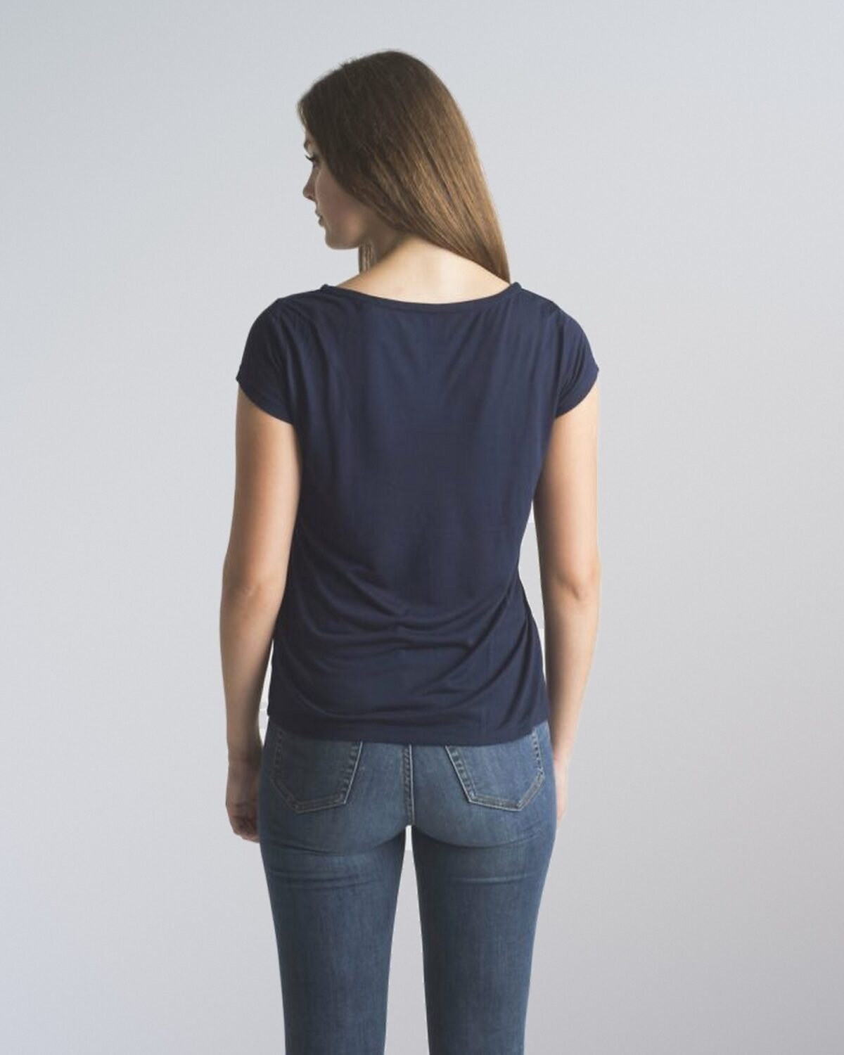 tee_classic_navy_model_woman_back_4x5 T-shirt Navy Blue