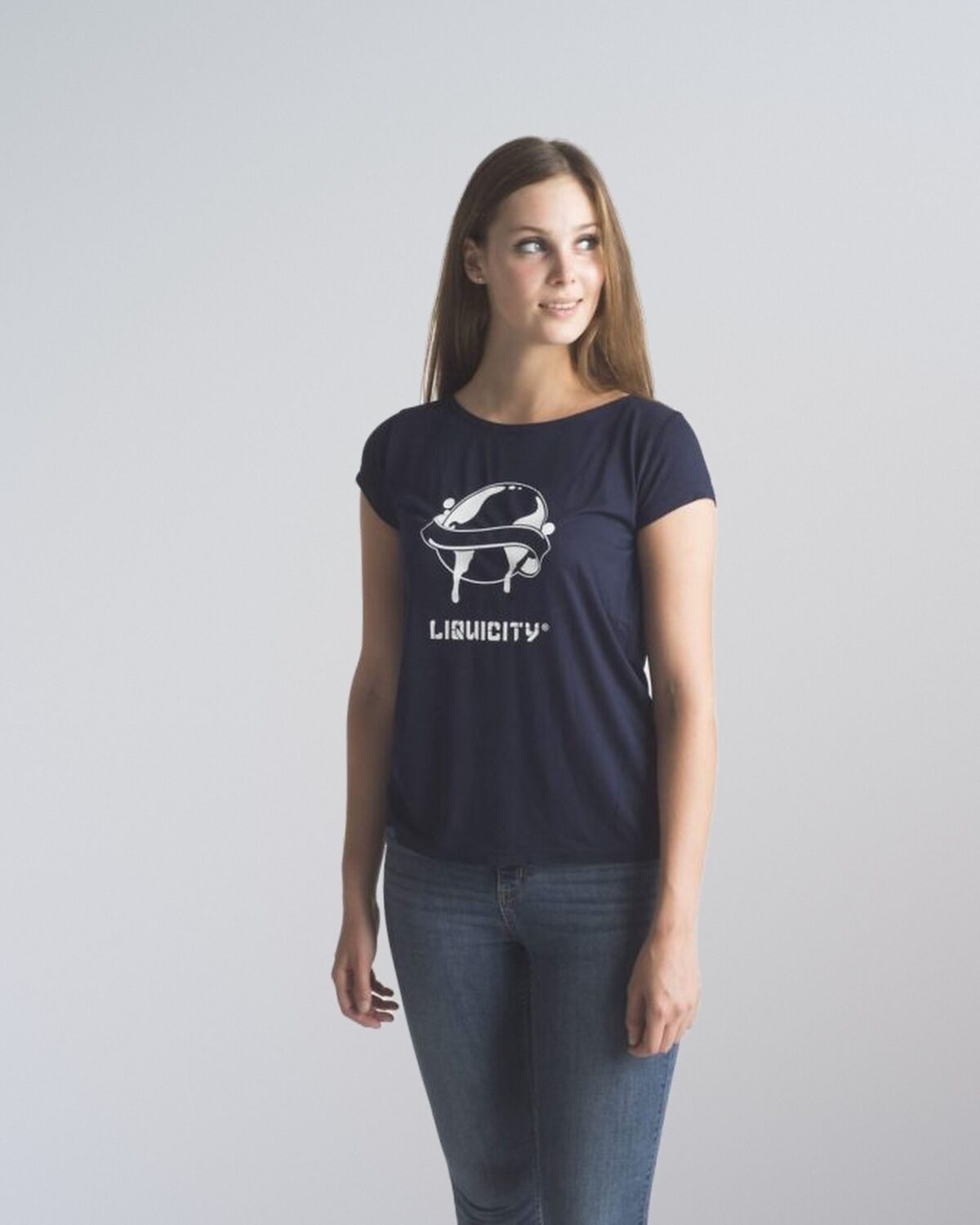 tee_classic_navy_model_woman_front_4x5 T-shirt Navy Blue