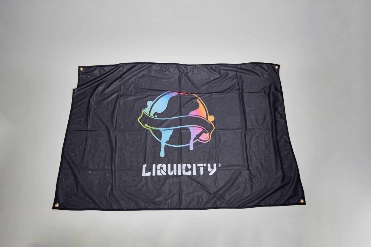 220705_TheArrows-Merchandise_MHR59797 Flag Rainbow Globe