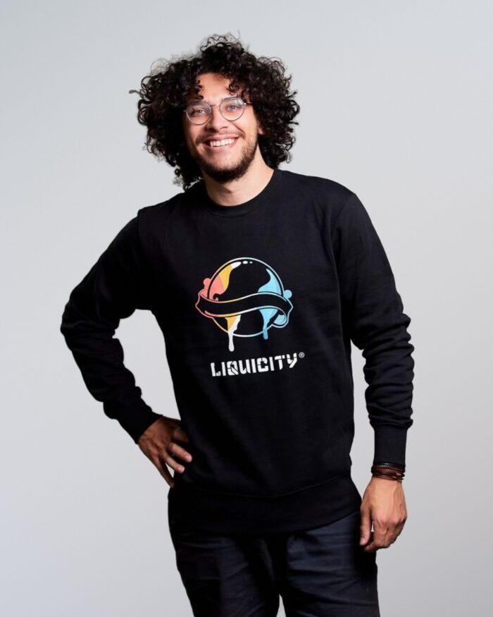 sweater_pastellogo_model_man_4x5 Sweater Retro