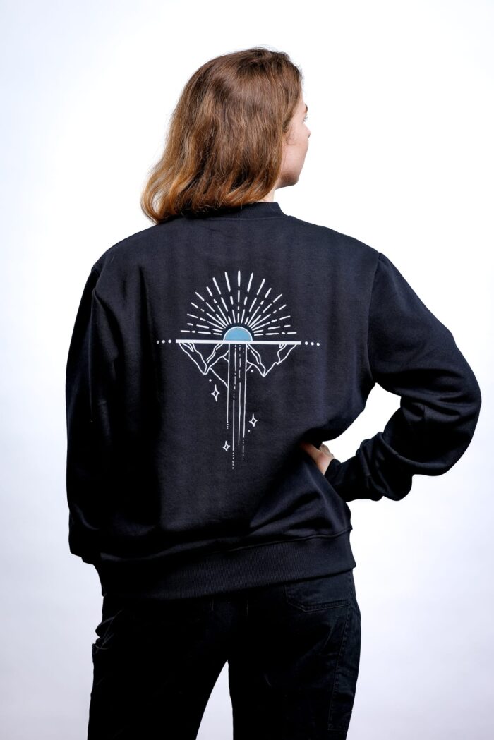 20240711_EwaldGeerdink_Liquicity_Merch24_0023_11-07-2024-_-Liquicity-Merch-_-Portret-315-CR3_Pure Sweater Linescape