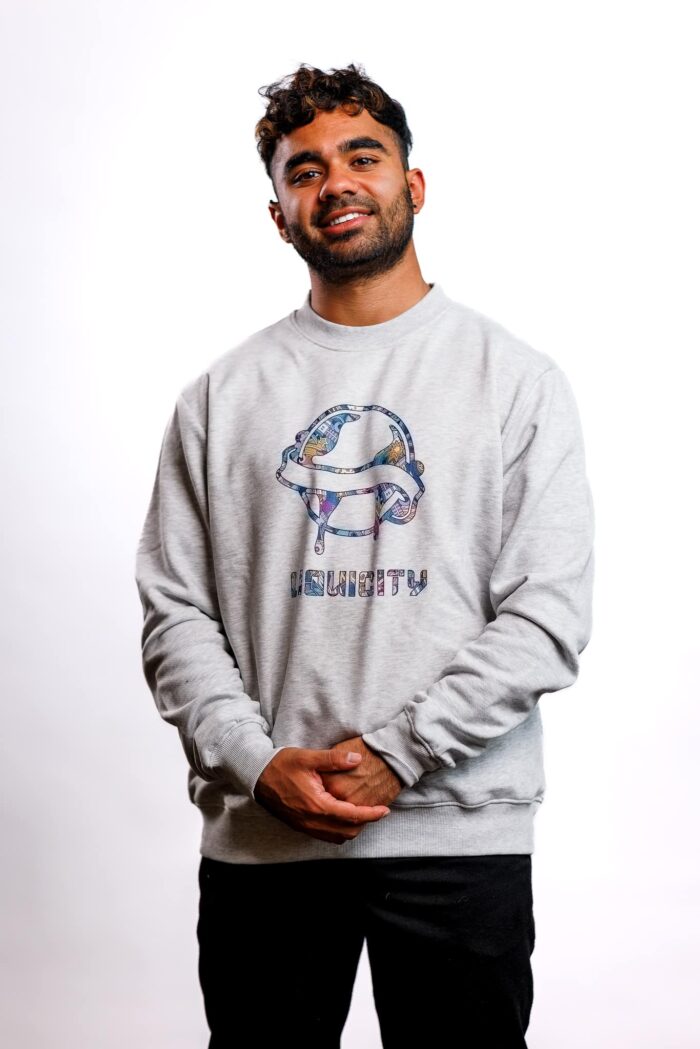 20240711_EwaldGeerdink_Liquicity_Merch24_0032_11-07-2024-_-Liquicity-Merch-_-Portret-874-CR3_Pure Sweater Grey
