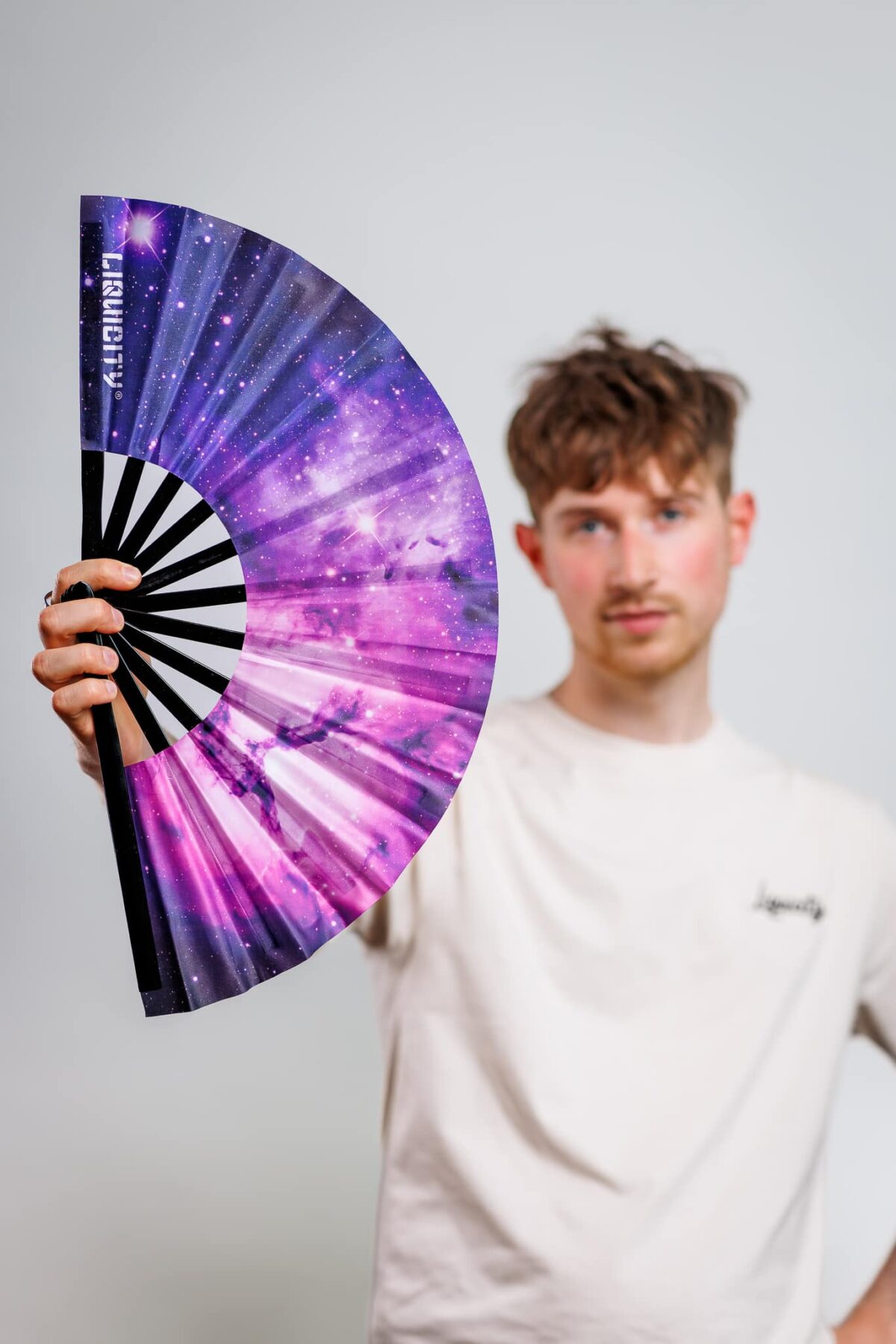 20240711_EwaldGeerdink_Liquicity_Merch24_0048_11-07-2024-_-Liquicity-Merch-_-Portret-417-CR3_Pure Hand Fan Galaxy