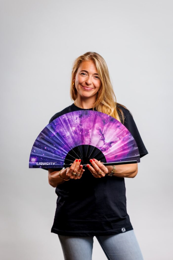 20240711_EwaldGeerdink_Liquicity_Merch24_0058_11-07-2024 _ Liquicity Merch _ Portret-525-CR3_Pure Hand Fan Galaxy Purple