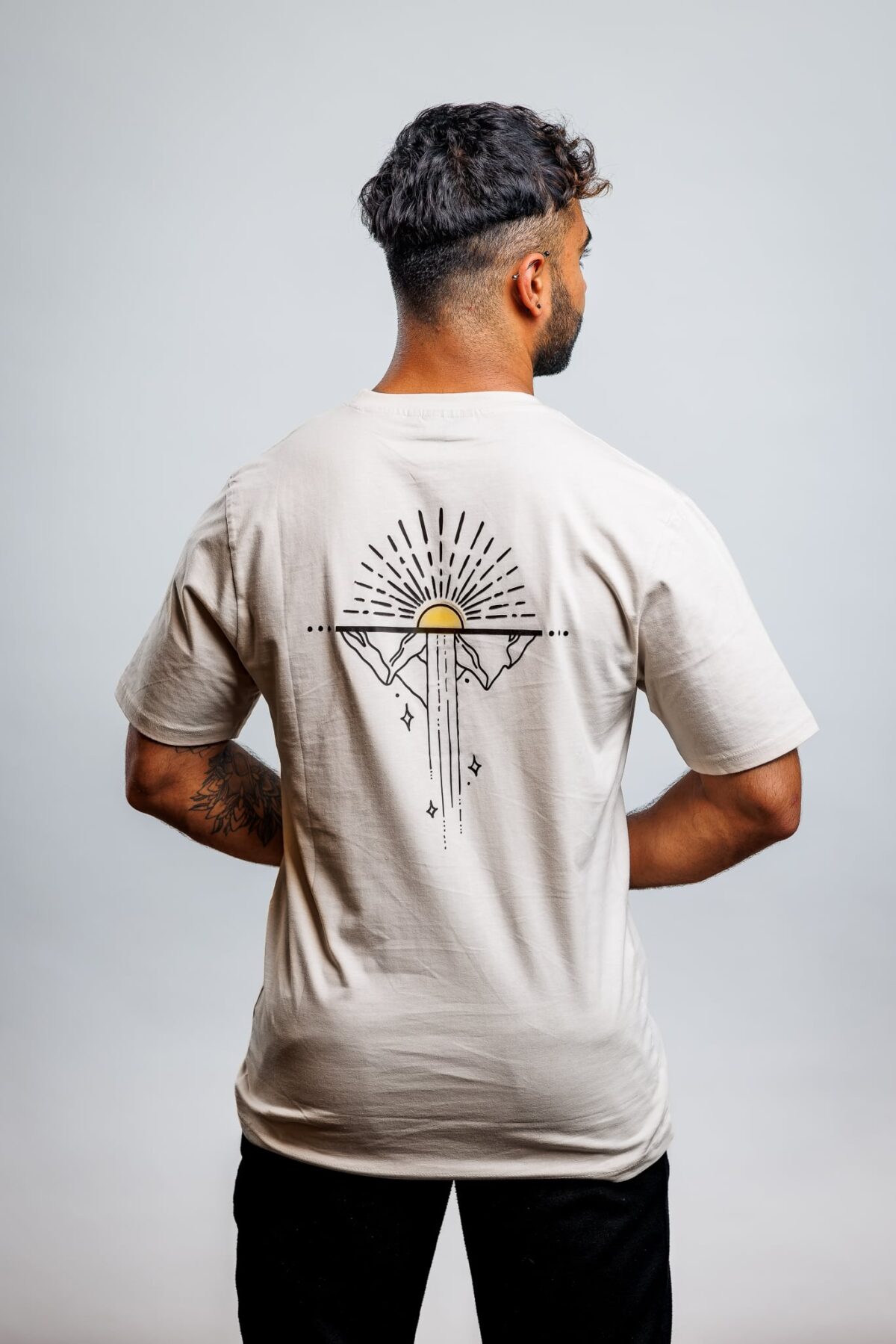 20240711_EwaldGeerdink_Liquicity_Merch24_0084_11-07-2024-_-Liquicity-Merch-_-Portret-746-CR3_Pure T-Shirt Linescape Ecru