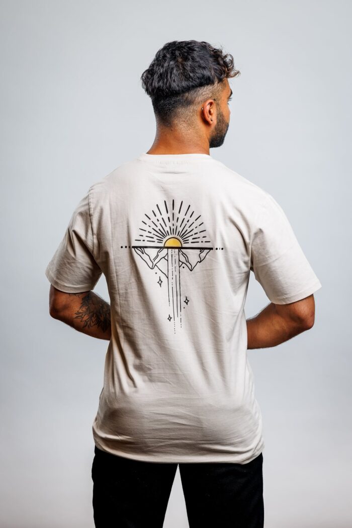 20240711_EwaldGeerdink_Liquicity_Merch24_0084_11-07-2024-_-Liquicity-Merch-_-Portret-746-CR3_Pure T-Shirt Linescape Ecru