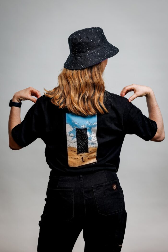 20240711_EwaldGeerdink_Liquicity_Merch24_0113_11-07-2024-_-Liquicity-Merch-_-Portret-972-CR3_Pure T-Shirt Desert Black