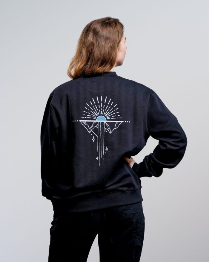 sweater_sunrise_model_back_4x5 Sweater Linescape